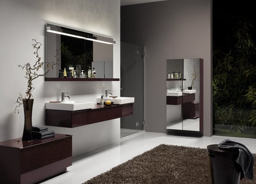 Weiße Oberflächen und dunkles Teakholz bringen Spannung und Lebendigkeit ins Bad und strahlen eine meditative Stimmung aus. Waschtisch und Badmöbel wirken wie wohnliche Sideboards und machen das Bad zum Wohlfühlraum. (TOTO) Weiße Oberflächen und dunkles Teakholz bringen Spannung und Lebendigkeit ins Bad und strahlen eine meditative Stimmung aus. Waschtisch und Badmöbel wirken wie wohnliche Sideboards und machen das Bad zum Wohlfühlraum. (TOTO)